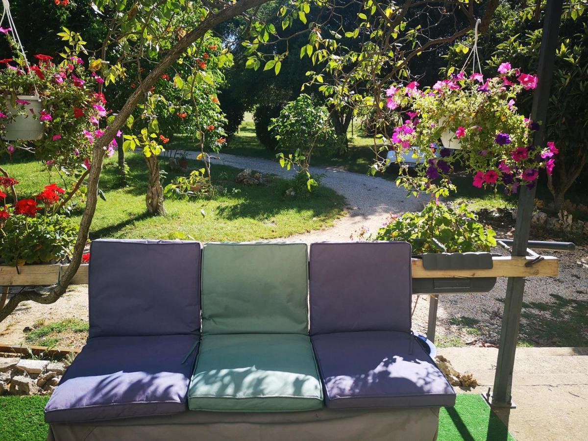 Mado Hotell Verfeuil Exteriör bild