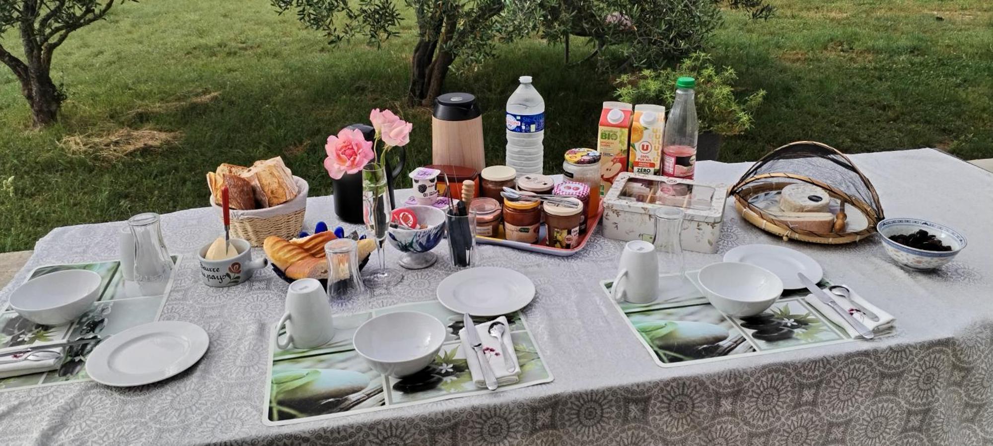Mado Hotell Verfeuil Exteriör bild